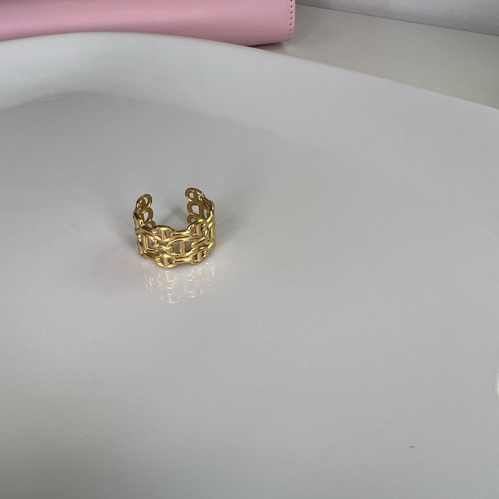 Luxury ring, gold plated adjustable to any finger
